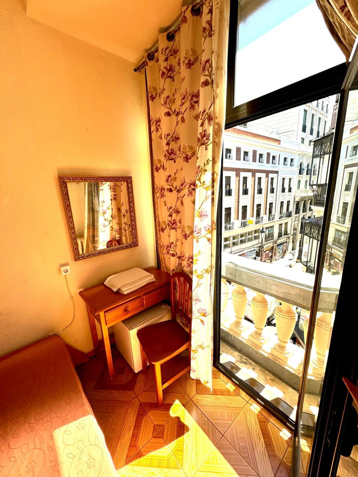 Hostal Fuentesol Madrid Exterior photo